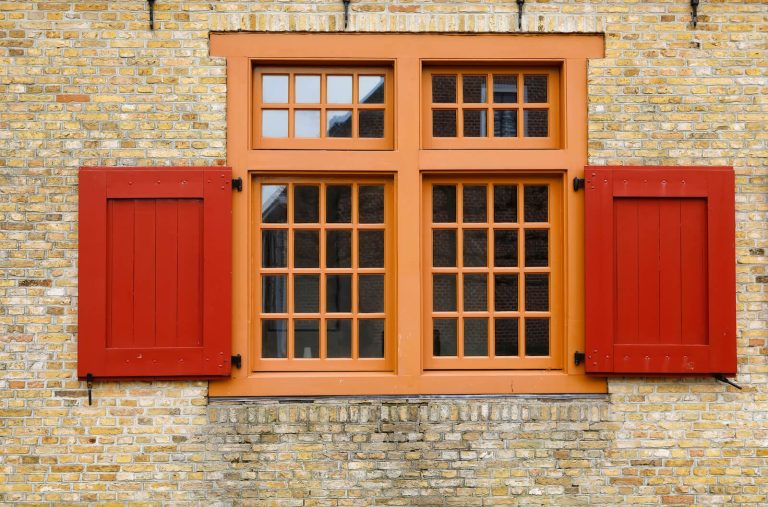Die Bedeutung der Farbe bei Holzfenstern: Ästhetik und Schutz für Ihr historisches Gebäude