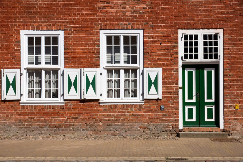 Historische Fassade mit traditionellen englischen Fenstertischlerei
