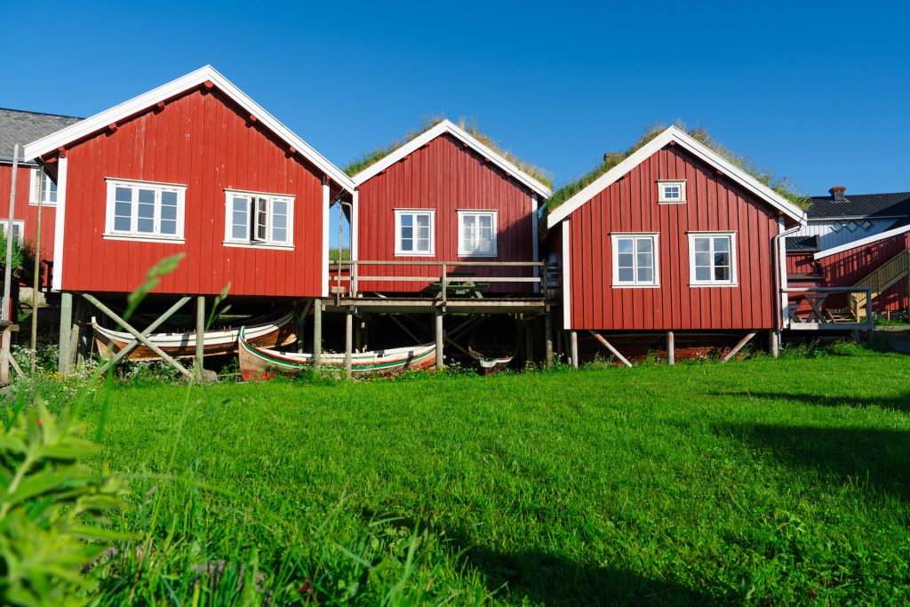 Typisches skandinavisches Fischerhaus mit kleinen weißen Holzfenstern. 