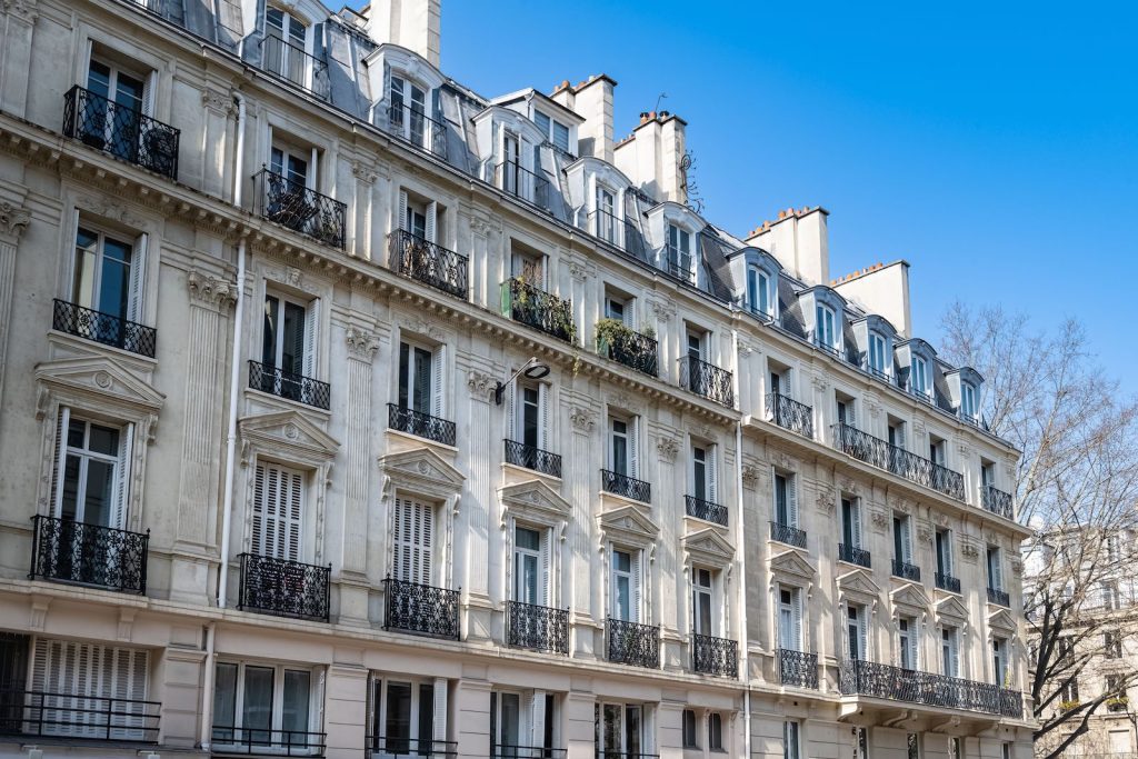 Luxuriöse Pariser Fassade mit traditionellen Fenstertischlerei