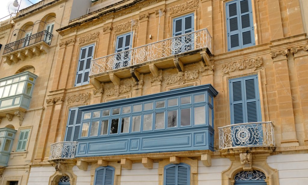 Traditionelles historisches Gebäude mit Holzfenstern im maltesischen Stil